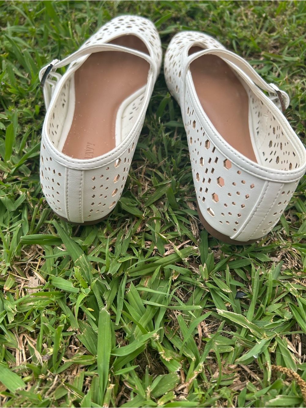 Old Navy White Perforated Mary Jane Flats, Summer Flats Size 6 - Picture 4 of 5
